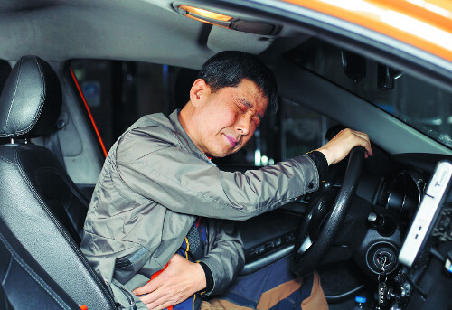 김진학(57·가명)씨는 4년째 바늘로 찌르는 듯한 대상포진 통증에 고통 받고 있다.