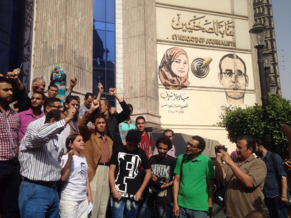 2일(현지시간) 이집트 카이로에 있는 언론인 연합 본부 앞에서 ‘바와베트 야나예르’ 기자 2명이 국가전복 혐의로 체포된 것에 항의하는 시민들이 이들의 석방을 요구하며 구호를 외치고 있다. 카이로|AP연합뉴스