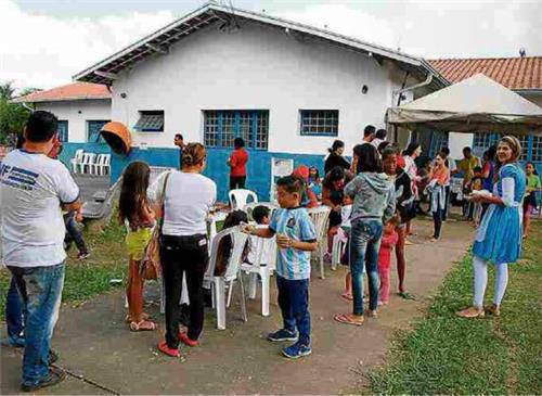 상파울루 주 캄피나스 시 보건소 앞에 백신을 접종받으려는 주민이 길게 줄을 서있다.[출처:브라질 일간지 에스타두 지 상파울루]