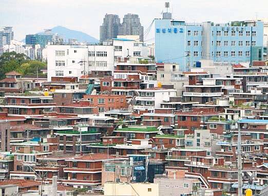 남산 꼭대기에서 내려다 본 해방촌 일대 풍경.