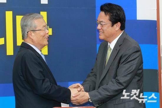 새누리당 정진석 신임 원내대표(우측)가 4일 오전 국회에서 더불어민주당을 찾아 김종인 비상대책위 대표와 만나 악수를 하고 있다. (사진=윤창원 기자)