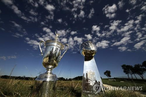 올해 US오픈이 열리는 오크몬트 골프장에 US오픈 우승 트로피와 슈퍼볼 우승 트로피가 나란히 전시되어 있다.
