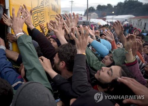 그리스 이도메니에서 난민들이 구호품 트럭에 몰려가는 장면 [AP=연합뉴스]