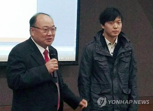 박석재 천문연 연구위원(왼쪽)과 송유근 군. <연합뉴스TV 자료사진>