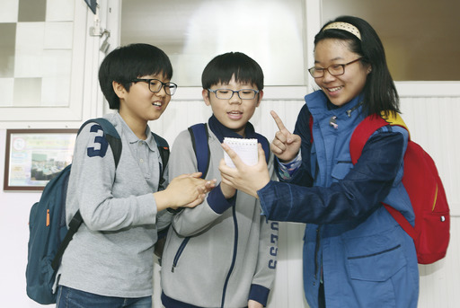 ‘주말에 하는 것, 하고 싶은 것’을 취재한 신두희·김형진·변유정 어린이(왼쪽부터). 사진 박미향 기자 <A href="mailto:mh@hani.co.kr">mh@hani.co.kr</A>