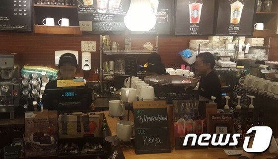서울의 한 프랜차이즈 카페에서 아르바이트 노동자들이 일하고 있다. /뉴스1 DB.