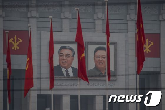 6일 북한의 제7차 조선노동당 대회가 열리고 있는 4·25 문화회관에 김일성·김정일 부자의 사진이 걸려 있다. © News1 이주성 기자