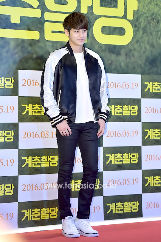 배우 김범이 포즈를 취하고 있다.