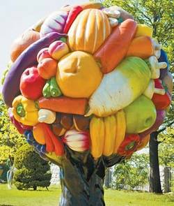 지난해 4월 국회 앞마당에 설치된 과일나무 동상. 8개월 뒤 국회 가장자리로 옮겨졌다. 제작비 8000만원. 이동 비용 1733만원.