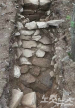 성벽의 기초를 보강하는 기단보축이 부산에서는 처음으로 발견됐다. (사진=부산시립박물관 제공)