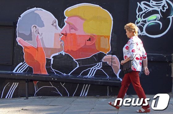 리투아니아 수도 빌뉴스에 블라디미르 푸틴 러시아 대통령과 도널드 트럼프 미국 대통령 후보가 입을 맞추는 모습이 그려져 있다. © AFP=뉴스1