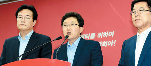 새누리당 혁신위원장에 선임된 김용태 의원(가운데)이 15일 서울 여의도 당사에서 정진석 원대대표(왼쪽), 김광림 정책위의장과 기자회견을 하고 있다.  [이승환 기자]