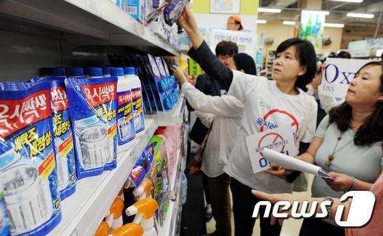 충북지역 31개 시민사회단체들이 17일 오후 충북 청주시 홈플러스 성안점에서 옥시제품 판매현황조사를 벌이고 있다. 이들은 이날 청주시내 9개 대형마트에 대한 조사를 벌이고 오는 19일 결과를 발표할 예정이다. 2016.5.17/뉴스1 © News1 김용빈 기자