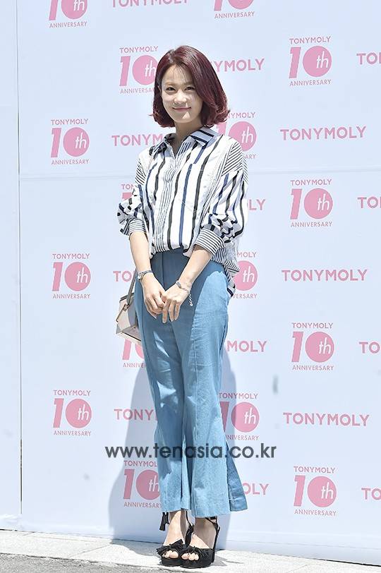 김지민이 포즈를 취하고 있다.