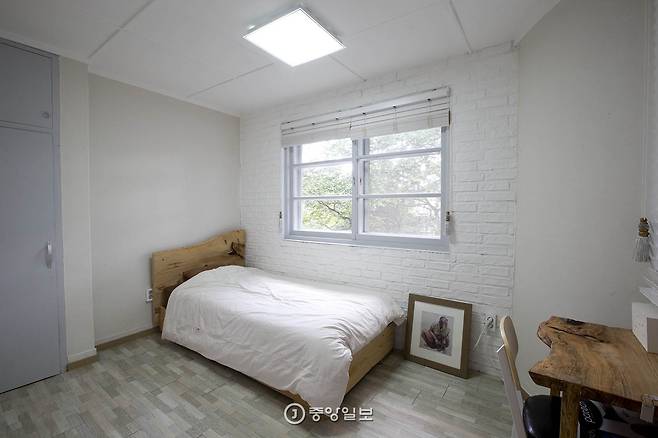 게스트하우스 ‘호랑가시나무언덕’ 객실.