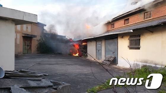 21일 오후 6시20분쯤 전북 군산시 임피면 한 주택 창고에서 불이 나 동군산농협창고로 옮겨 붙어 전체 2동 1층 330㎡ 중 230㎡를 태웠다.(군산소방서 제공)2016.5.21/뉴스1 © News1 박아론 기자