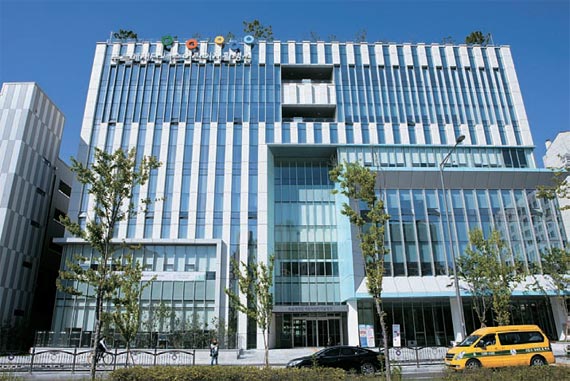 서울 상암동 푸르메 어린이재활병원은 지상 7층, 지하 3층 규모다. 하루 장애 어린이 500여 명을 돌볼 수 있다. 지역주민과 함께하는 도서관·수영장도 갖췄다. 사진은 건물 외경.
