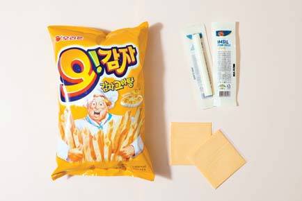 재료: 감자 과자, 스트링 치즈, 슬라이스 치즈 레시피 ① 스트링 치즈와 슬라이스 치즈를 적당한 크기로 찢어둔다. ②접시에 감자 과자를 수북하게 담는다. ③ 감자 과자 사이사이에 치즈를 올린다. ④ 전자레인지에서 30초~1분 돌린다.