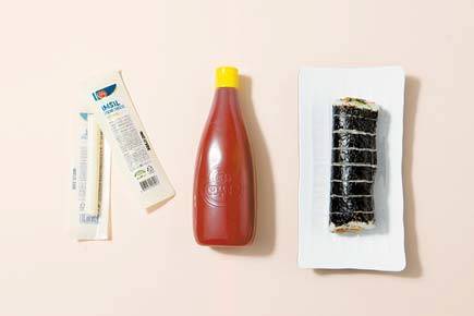 재료: 김밥 한 줄, 스트링 치즈, 케첩 레시피 ① 김밥을 접시에 깐다. ② 케첩을 뿌린다. ③ 스트링 치즈를 결대로 찢어 올린다. ④ 전자레인지에 30초~1분 돌린다.