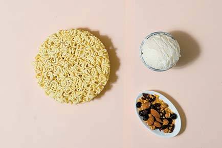 재료: 짜장라면, 견과류, 베리, 식용유(버터), 아이스크림 레시피 ① 삶은 면을 기름을 두른 프라이팬에 올린다. ② 면의 양면이 익을 때까지 고루 굽는다. ③ 라면 와플 위에 숟가락으로 동그랗게 뜬 아이스크림을 올린다. ④ 견과류와 베리를 장식한다. 취향에 따라 시럽을 뿌려준다.