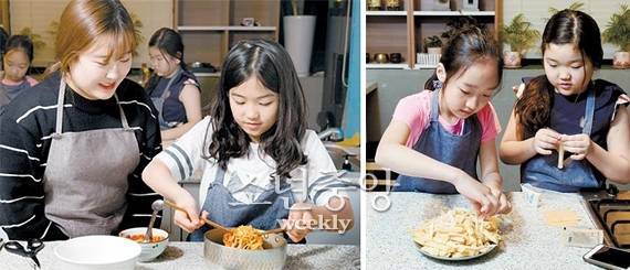 1.왼쪽 사진: 오주영 푸드 크리에이터(왼쪽)의 도움을 받아 치킨비빔라면을 완성한 김유진 맛객. 2. 오른쪽 사진: 김태린(왼쪽)·정세희 맛객이 감자 과자에 치즈를 얹고 있다.