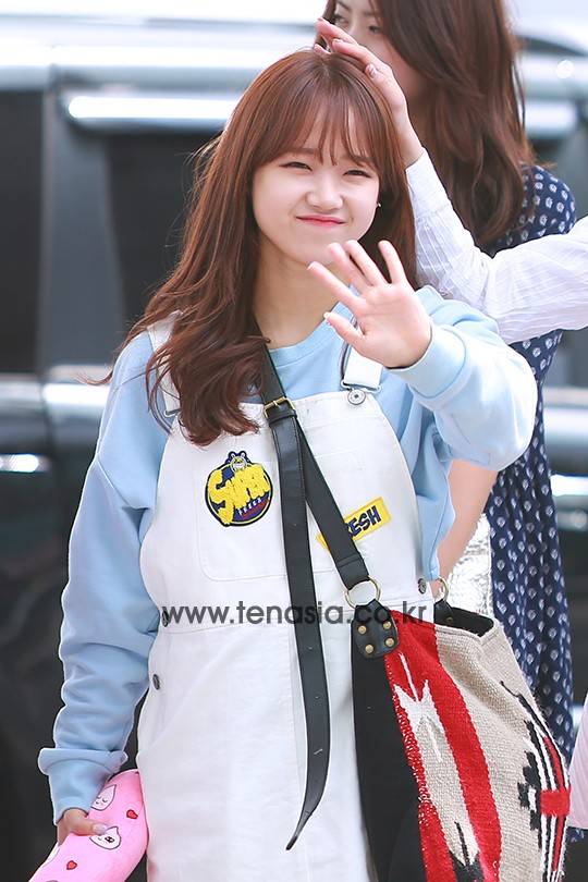 걸그룹 아이오아이 멤버 최유정이 23일 오후 중국 성도에서 열리는 ‘CJ 꿈키움 음악교실’ 봉사활동 참석 차 인천국제공항을 통해 출국하고 있다.