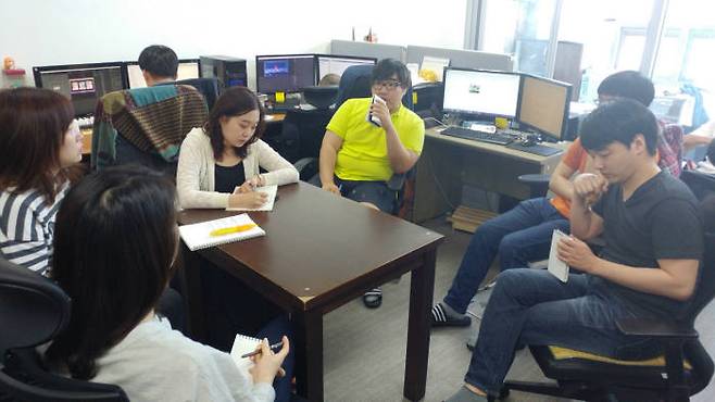 아이플레이 내부 개발진 회의 모습.