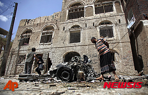 【사나=AP/뉴시스】시리아, 예멘 등에서 병원을 겨냥한 폭격이 빈발하고 있다. 사진은 지난 2015년 6월 30일 예멘 사나의 한 군병원이 자동차 폭탄테러로 파괴돼 있는 모습. 2015.05.23
