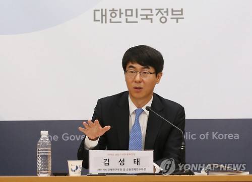경제성장률 설명하는 김성태 KDI 거시경제연구부장 (세종=연합뉴스) 안정원 기자 = 김성태 KDI 거시경제연구부장 겸 금융연구부장이 24일 오전 정부세종청사 기획재정부 브리핑룸에서 올해 우리나라 경제성장률에 대해 설명하고 있다.