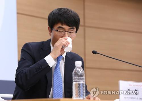 올 경제성장률 하향 조정 (세종=연합뉴스) 안정원 기자 = 김성태 한국개발연구원(KDI) 거시경제연구부장 겸 금융연구부장이 24일 오전 정부세종청사 기획재정부 브리핑룸에서 올해 우리나라 경제성장률에 대해 설명하던 중 물을 마시고 있다.