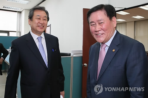 새누리당 김무성 전 대표(왼쪽)와 새누리당 최경환 의원 [연합뉴스 자료사진]