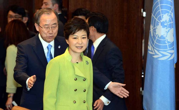 박근혜 대통령이 지난 2013년 5월 6일 뉴욕 유엔본부를 방문해 반기문 총장과 만나고 있다. 뉴욕/청와대사진기자단