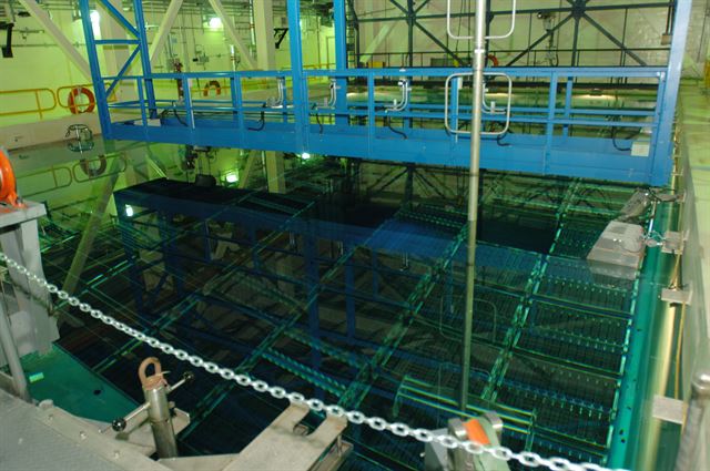 월성 원자력발전소에 있는 사용후핵연료 임시 저장 수조. 긴 막대 형태의 연료봉에 담긴 사용후핵연료가 방사능이 일정량 이상 나오지 않도록 물 속에 잠겨 있다. 이런 수조는 원전마다 설치돼 있다. 한국수력원자력 제공