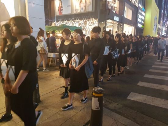 26일 밤 '강남역 거울행동'에 나선 시민들이 서울지하철 2호선 강남역 10번 출구로 행진하고 있다. 허경구 기자