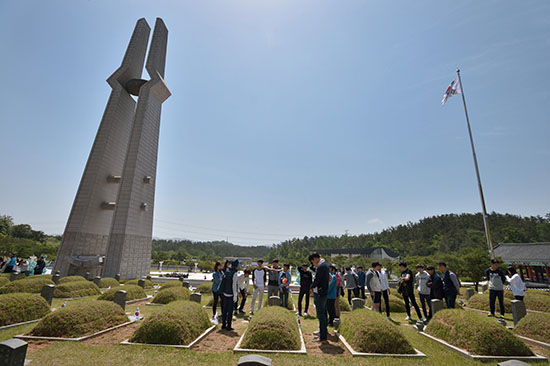 ⓒ시사IN 이명익 : 2015년 5월13일 국립 5·18 민주묘지를 찾은 학생들이 5·18 민주화운동에 관해 설명을 듣고 있다.