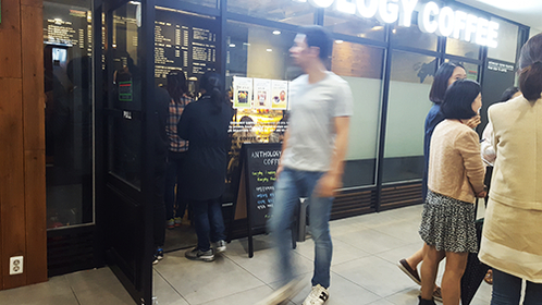 경기 판교신도시 판교 테크노밸리 중심 상권에 있는 한 카페에 사람들이 줄을 서서 기다리고 있다. /김수현 기자