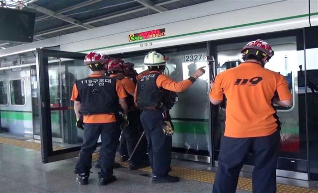 28일 오후 서울 지하철 2호선 구의역에서 안전문(스크린도어) 유지보수 업체 직원 김아무개(19)군이 승강장으로 진입하던 열차와 안전문 사이에 끼여 숨졌다. 소방대원들이 구조작업을 펼치고 있다.  광진소방서 제공