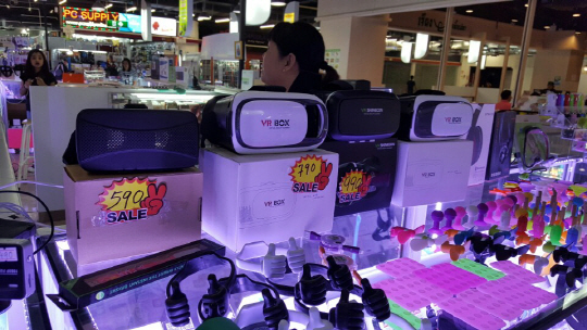 지난 26일 태국 최대 전자상가인 ‘팝틴 플라자’에서 중국산 가상현실(VR) 기기들이 저렴한 가격에 판매되고 있다. /사진=권용민 기자