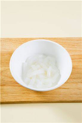 3. 청포묵에 소금 약간, 참기름을 넣어 밑간한다.