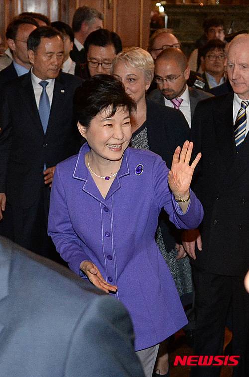 【파리(프랑스)=뉴시스】전진환 기자 = 프랑스 국빈 방문중인 박근혜 대통령이 2일 오후(현지시간) 파리 국제대학촌 본관에서 열린 한국관 개관식을 마치고 나가며 손인사를 하고 있다. 2016.06.02. amin2@newsis.com
