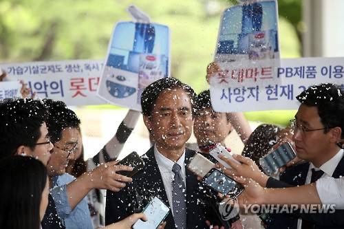 항의받는 노병용 대표 (서울=연합뉴스) 신준희 기자 = 노병용 롯데물산 대표가 2일 오후 가습기 살균제 사망 사건과 관련해 피의자 신분으로 검찰에 출석하던 중 피해자와 환경단체 회원들이 뿌린 인공 눈을 맞고 있다. 노 대표는 2004∼2010년 롯데마트 영업본부장으로 재직하면서 와이즐렉 가습기 살균제 제조·판매업무를 총괄했다. 2010년부터는 같은 회사 대표이사를 맡아 역시 제품 판매와 광고 등 주요 업무의 최종 의사결정권을 행사했다. 2016.6.2 hama@yna.co.kr