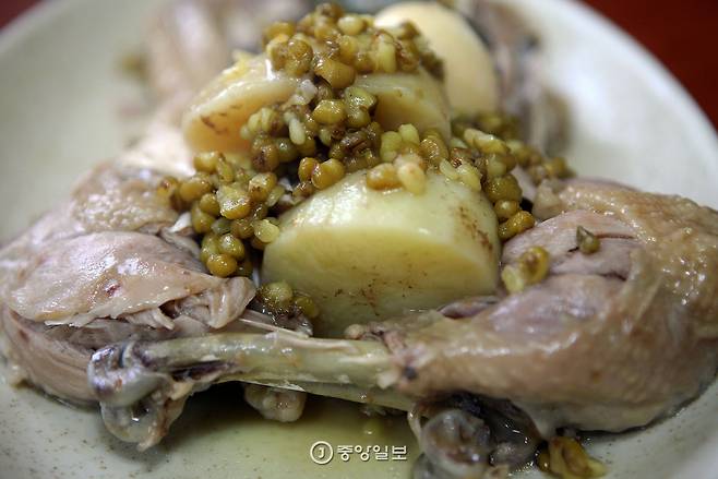 교래리 토종닭 집의 닭백숙.