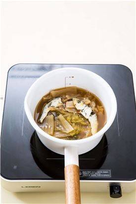 3. 냄비에 묵은지, 쌀뜨물, 디포리를 넣고 30분 정도 푹 끓인다. (Tip 디포리가 없으면 멸치를 넣는다.)