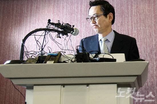 방미 기간 중 성추문 파문을 일으켜 경질된 윤창중 전 청와대 대변인이 11일 오전 종로구 부암동 하림각에서 기자회견을 하고 있다. (사진=윤창원 기자/자료사진)