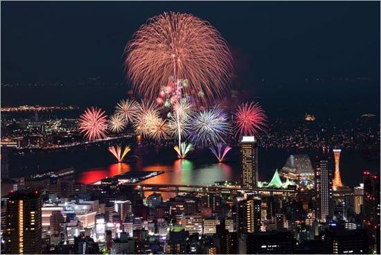 1시간 동안 1만여 발의 불꽃이 수를 놓는 미나토 고베 해상 불꽃축제. (사진=flickr_mika 제공)
