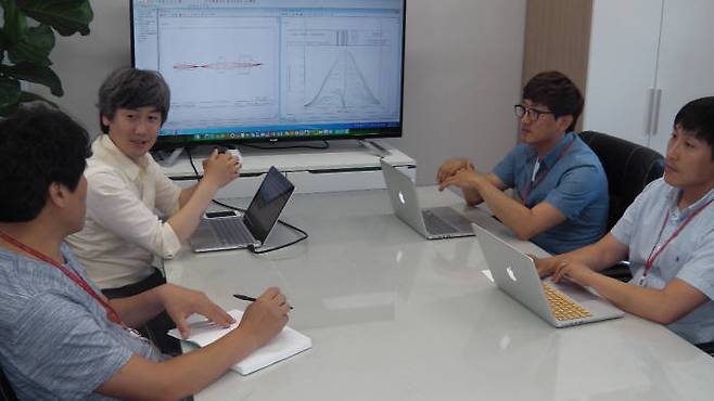 엠피닉스 임직원들이 글로벌기업의 데이터센터에 활용되는 1mm 이하 광통신용 마이크로 렌즈 개발회의를 진행중이다.