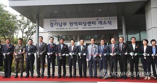 경기남부 권역외상센터 개소 (수원=연합뉴스) 홍기원 기자 = 13일 오전 경기도 수원시 아주대학교병원에서 열린 경기남부 권역외상센터 개소식에서 남경필 경기도지사를 비롯한 참석자들이 테이프 커팅을 하고 있다. 아주대병원 권역외상센터는 지하 2층, 지상 6층에 연면적 1만944㎡ 규모로 중환자실 40병상 등 100병상을 갖췄다. 소생실, 집중치료실, 영상검사실, 중증외상환자전용수술실 등도 마련됐다. 2016.6.13 xanadu@yna.co.kr