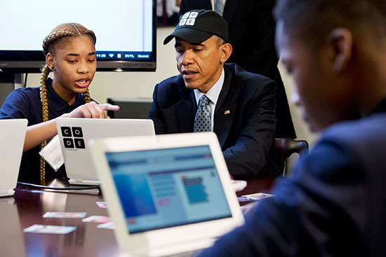 ⓒAP Photo : 버락 오바마 미국 대통령이 8일(현지시간) 뉴저지주 뉴아크 지역 중학생들을 백악관으로 초청, '아워 오브 코드'(Hour of Code) 행사를 갖고 한 학생으로부터 컴퓨터 코딩에 대해 설명을 듣고 있다.