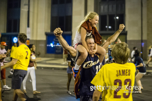 클린블랜드가 20일(한국시간) NBA 챔피언결정전 7차전에서 골든 스테이트를 꺾고 창단 첫 우승을 달성하자 시민들이 거리로 뛰쳐나와 기뻐하고 있다. 사진|게티이미지/이매진스