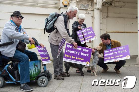 영국 독립당 지지자들이 모여서 유세를 벌이고 있다. © AFP=뉴스1